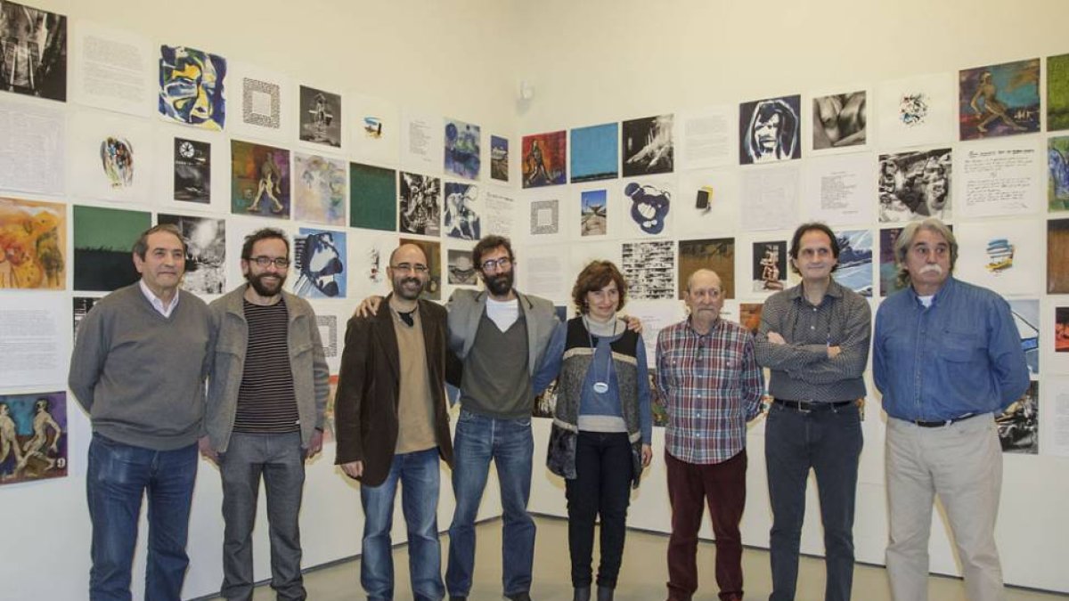 Alonso Camarero, Arahuetes, Esquivias, Asís G. Ayerbe, María José Castaño, Tony Santos, Gerardo Ibáñez y ‘Sacris’, de i. a d., en una de las salas.-Santi Otero