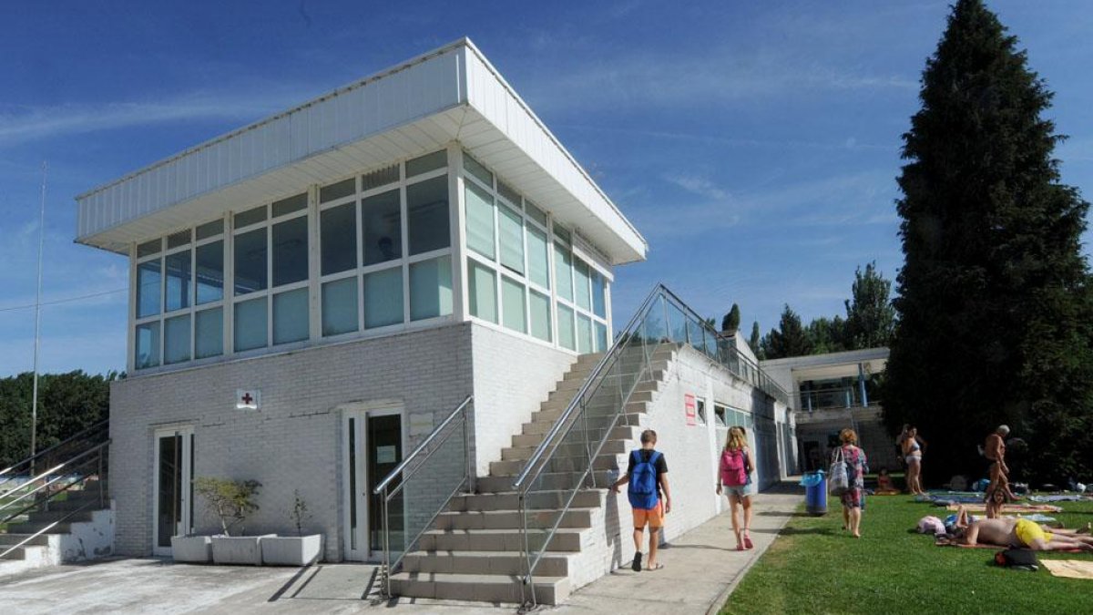 Edificio que acoge la enfermería, el punto de lectura y la cafetería de las piscinas de El Plantío.-ISRAEL L. MURILLO