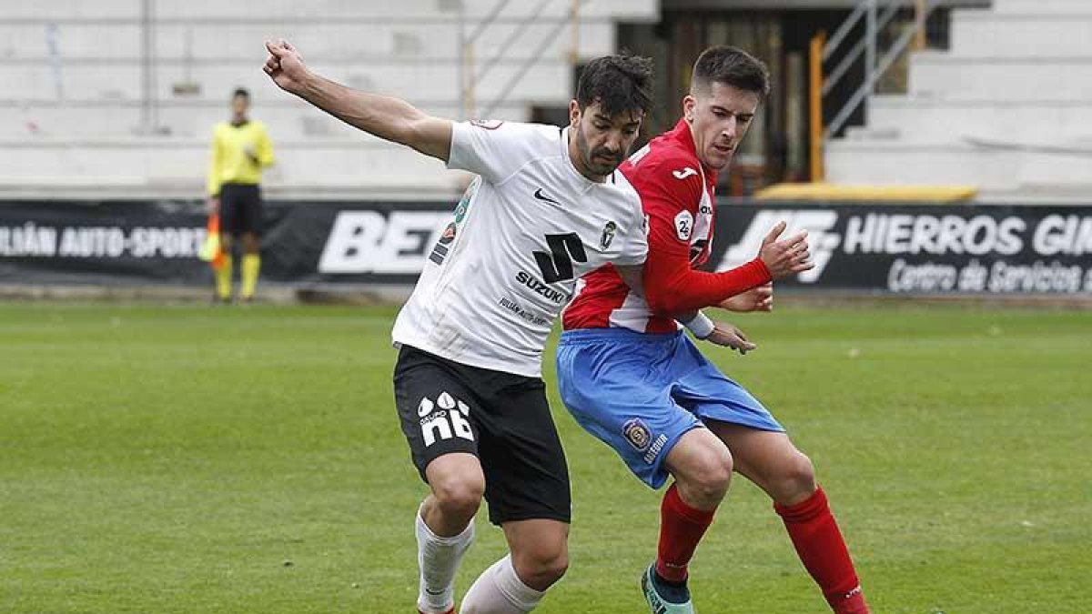 Chevi trata de deshacerse de un jugador del Navalcarnero en el partido de la primera vuelta.-SANTI OTERO