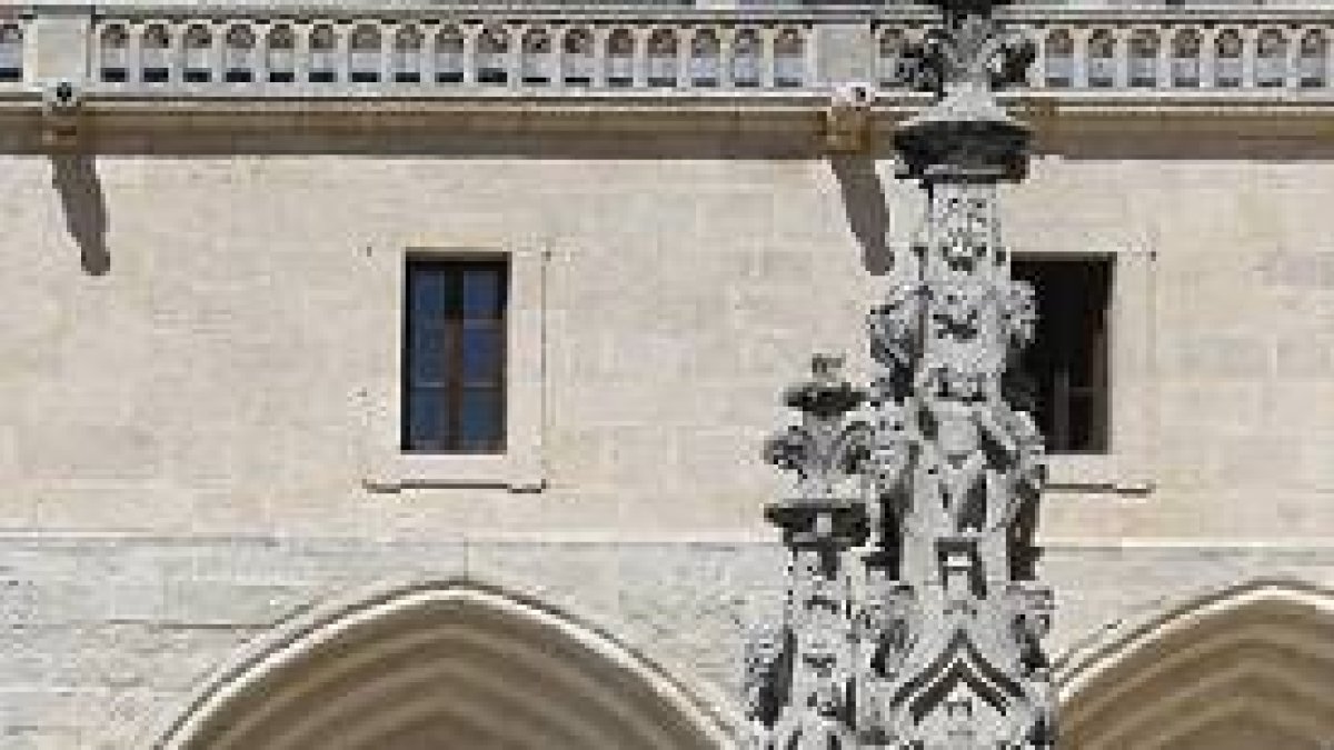 Dos turistas en la escalinata de la Catedral de Burgos.-RAÚL OCHOA