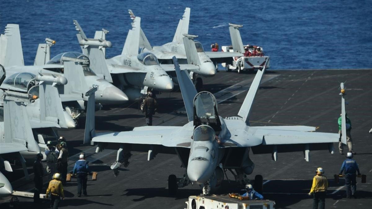 Aviones de combate FA-18 Hornet del portaviones Theodore Roosevelt en el mar del Sur de China el pasado mes de abri-TED ALJIBE