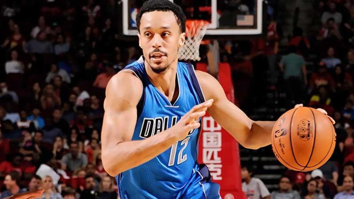 John Jenkins inicia la penetración en un partido con los Dallas Mavericks.-MAVS.COM