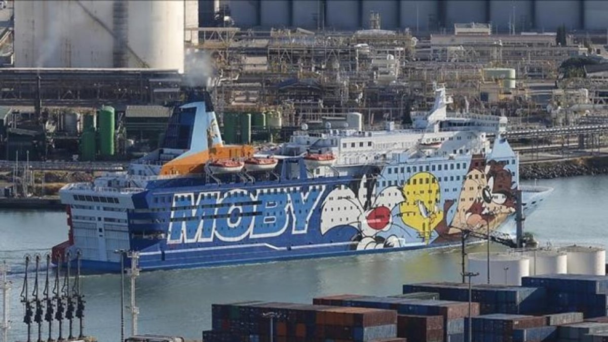 El crucero Moby Dada, uno de los barcos en los que se hospedan los agentes, en el puerto de Barcelona.-JULIO CARBO