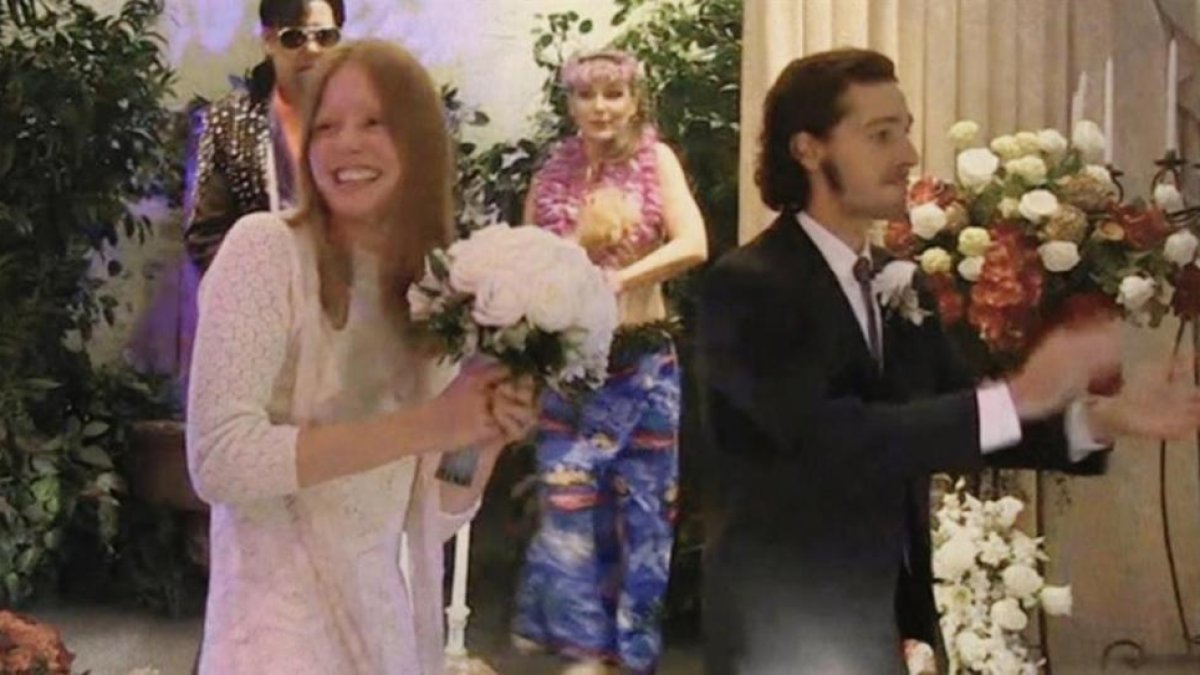 Shia LaBeouf y Mia Goth, durante su boda en Las Vegas.-TWITTER