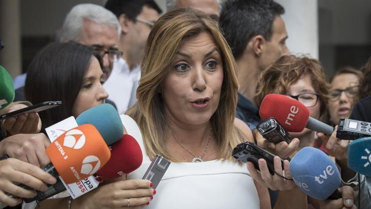 La presidenta andaluza, Susana Díaz, atiende a los medios.-EFE/Julio Muñoz