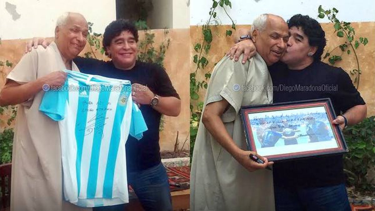 Diego Armando Maradona y Ben Nasser, en Túnez, durante la visita del exfutbolista al árbitro que no vio 'la mano de Dios'.-Foto: FACEBOOK