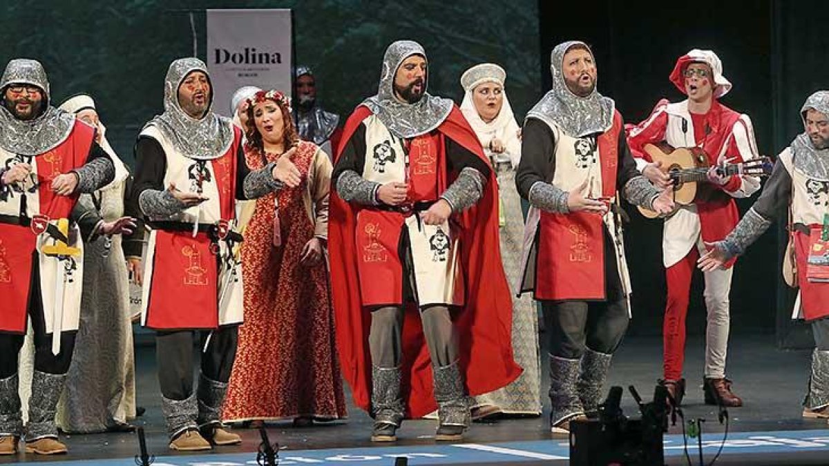 Imagen de la actuación de la chirigota burgalesa en el pasado certamen.-LOURDES DE VICENTE / DIARIO DE CÁDIZ