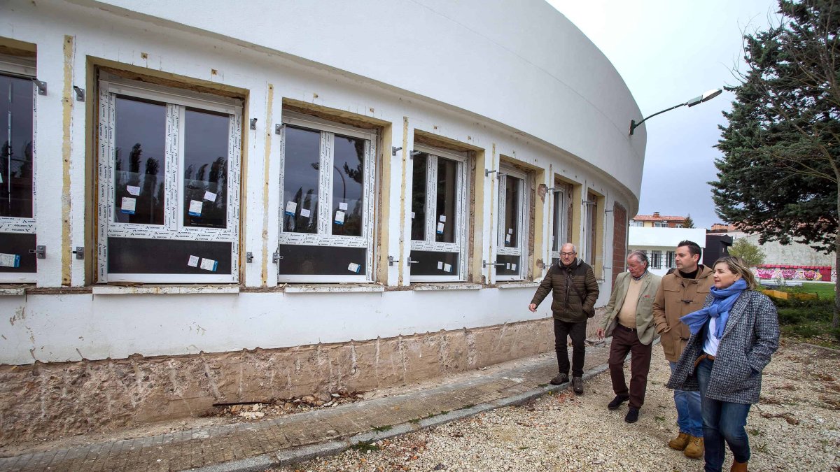 El alcalde, Daniel de la Rosa, con la concejala de Patrimonio, Sonia Rodríguez, en la visita a la obra de mejora de La Parrala. TOMÁS ALONSO