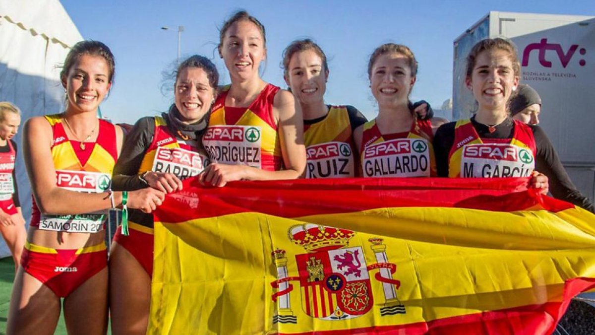 Cristina Ruiz (UBUCampos de Castilla) y Marta García (Image FDR) subieron al podio con el equipo sub 20-ECB