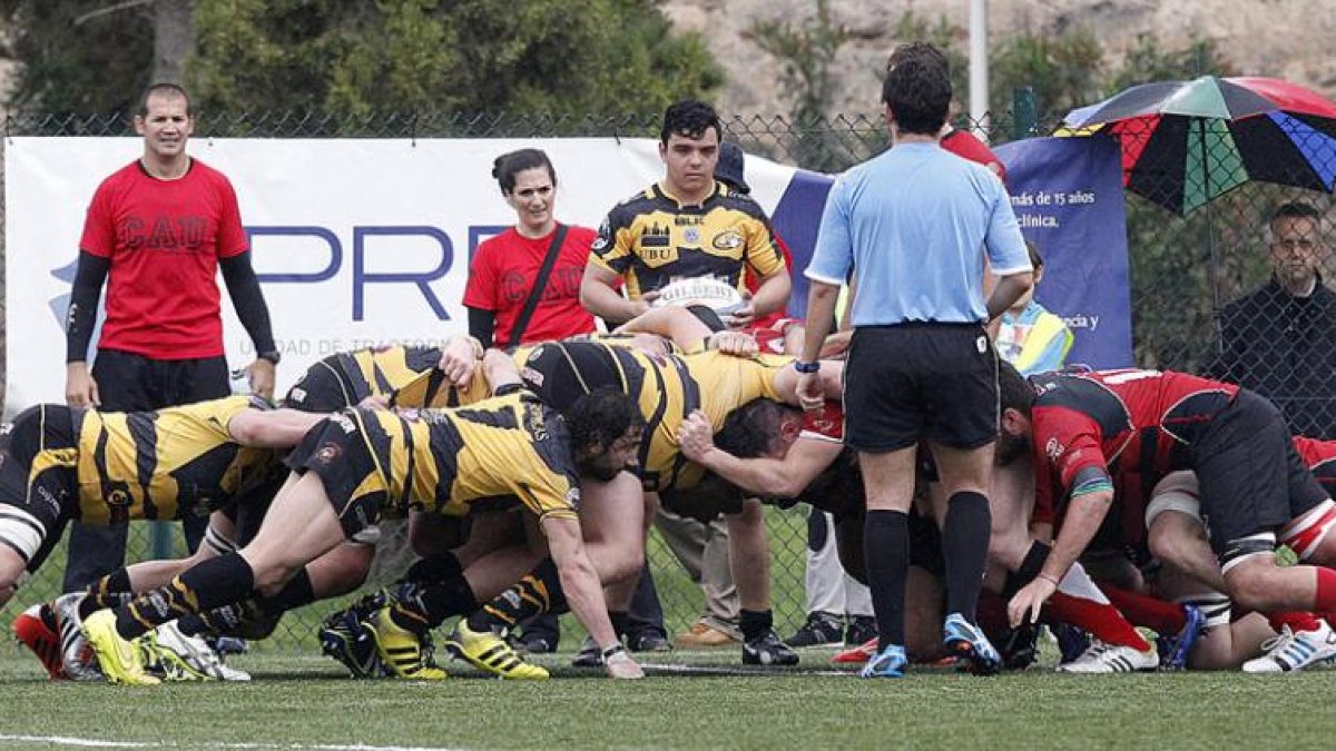 Las delanteras del UBU y delCAU completan los tiempos de la melé en el partido de ida disputado en Valencia.-SUPERDEPORTE