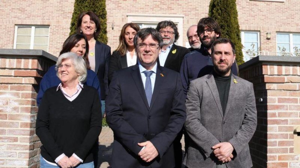 Foto de familia de los miembros del Consell de la República, con Puigdemont en el centro y Meritxell Budó detrás de él.-ACN