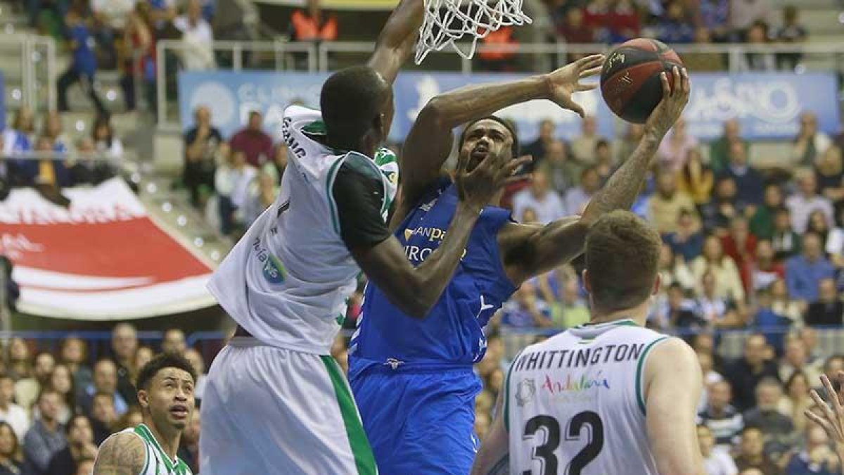 Clark busca el rectificado ante la intimidación de Niang, ayer.-RAÚL OCHOA