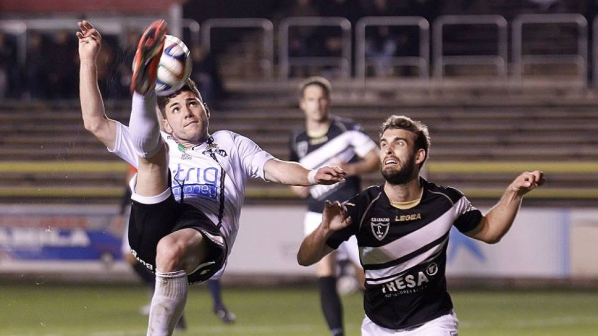 Cristian realiza un acrobático remate durante el partido de ayer ante el Lealtad.-SANTI OTERO
