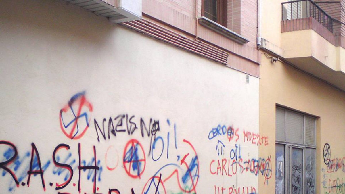 Las pintadas podían verse por todos los rincones de la localidad arandina-L. V.