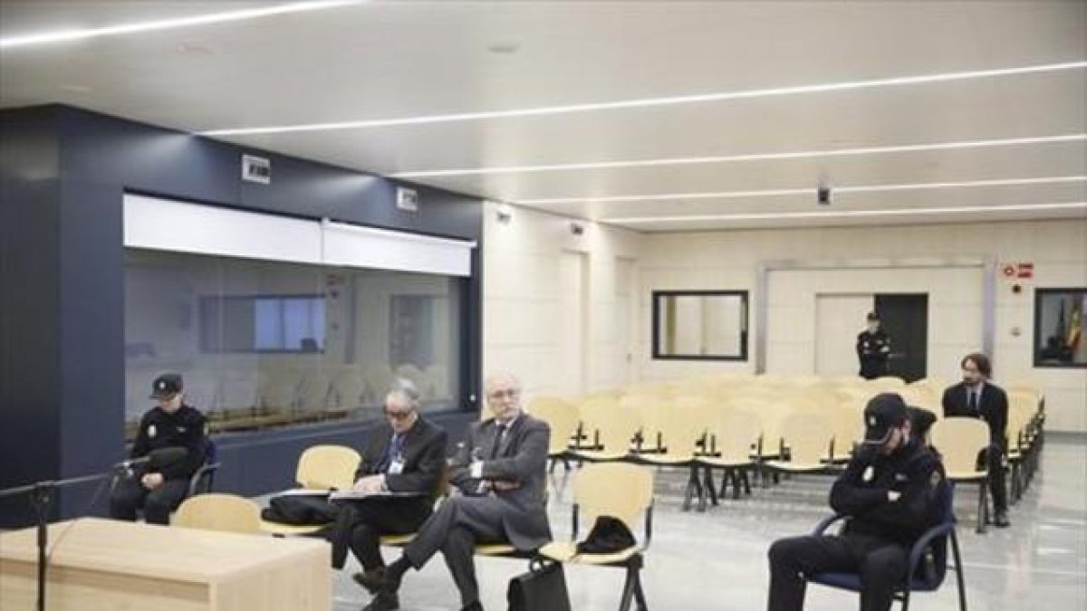 Juan Pedro Hernández Moltó (derecha) e Ildefonso Ortega (izquierda), ayer, en el primer día del juicio.-EFE / FERNANDO ALVARADO