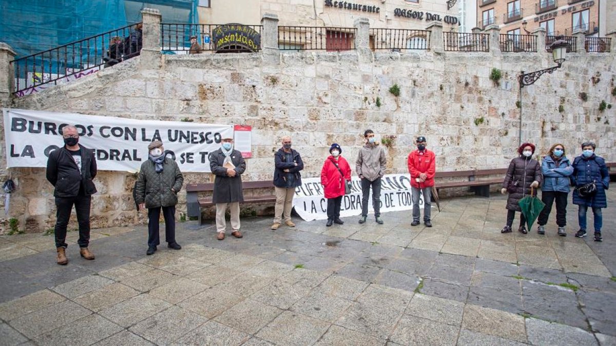 Presentación de la plataforma 'Puertas No' en la plaza de Santa María, junto a la Catedral. SANTI OTERO