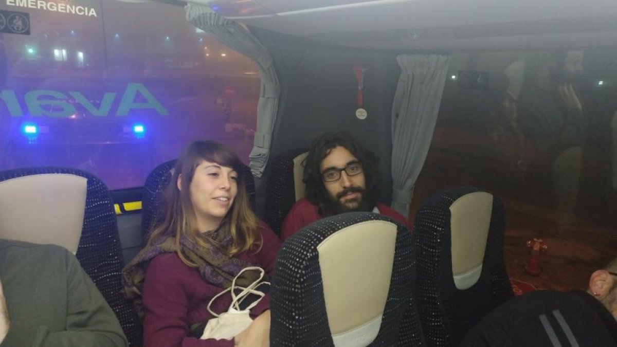Nora Miralles y Roger Santacana, sentados al final del autobús, en una imagen difundidad por la CUP a través de Twitter.-TWITTER / @CUPBarcelona