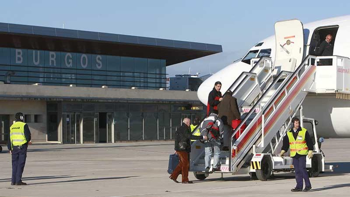 Un grupo de pasajeros sube a un aviónen el aeropuerto de Villafría.-RAÚL G. OCHOA