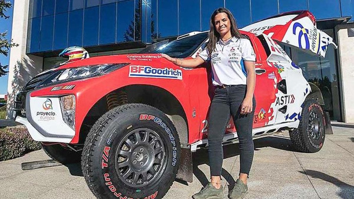 Cristina Gutiérrez posa ante el Mitsubishi Eclipse Cross con el que correrá el Dakar 2019-ECB