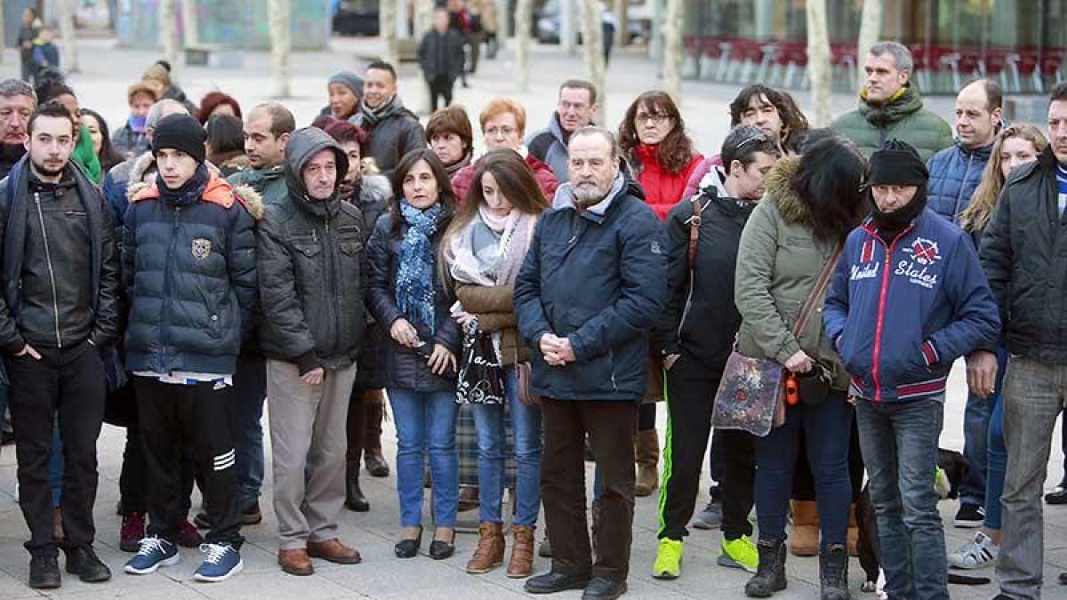 Amigos y compañeros de la hija se concentraron en la plaza de Santiago para darle apoyo e insistir en que se la desvincule de las acciones de la madre.-RAÚL G. OCHOA