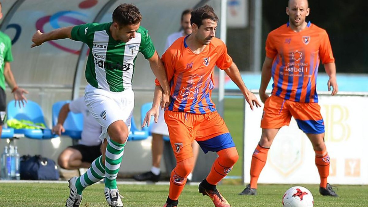 Gallo protege el balón ante la presión de un jugador de la Cebrereña.-RICARDO ORDÓÑEZ