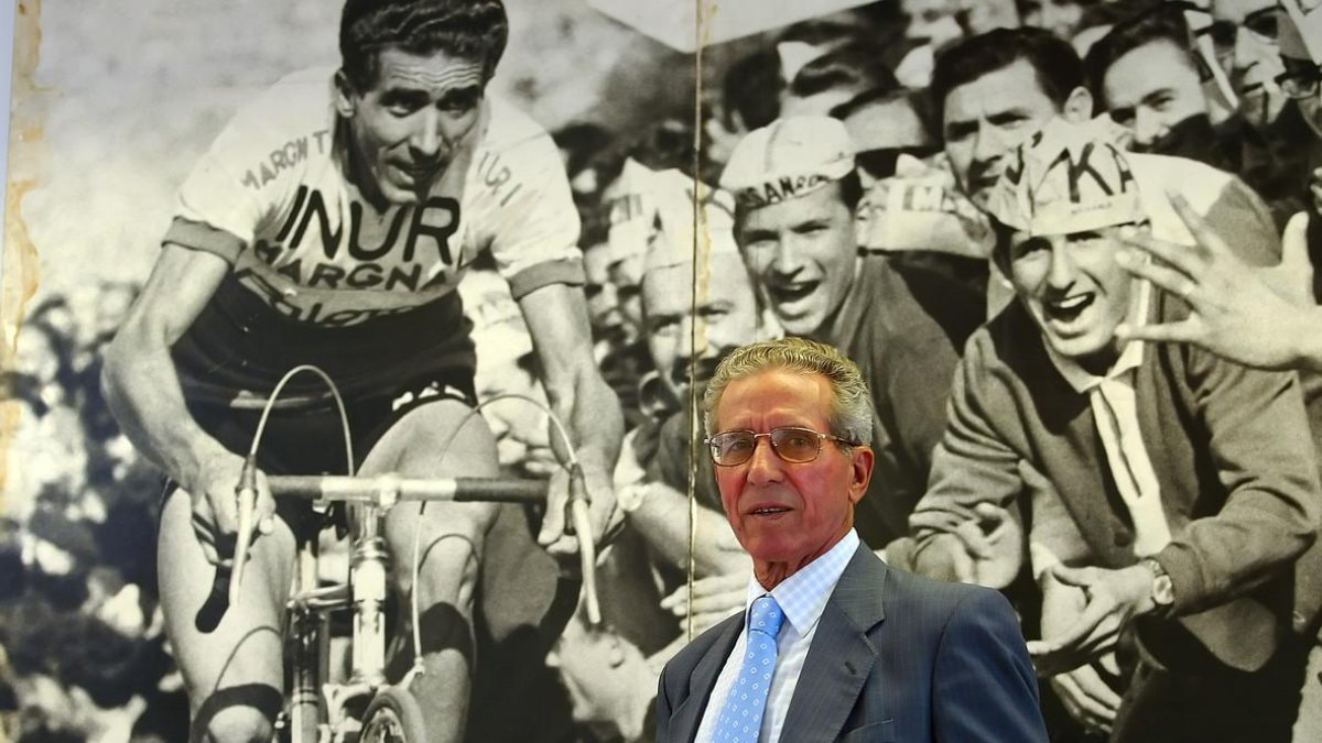 Federico Martín Bahamontes posa junto a una fotografía cuando era ciclista profesional.-JON BARANDICA