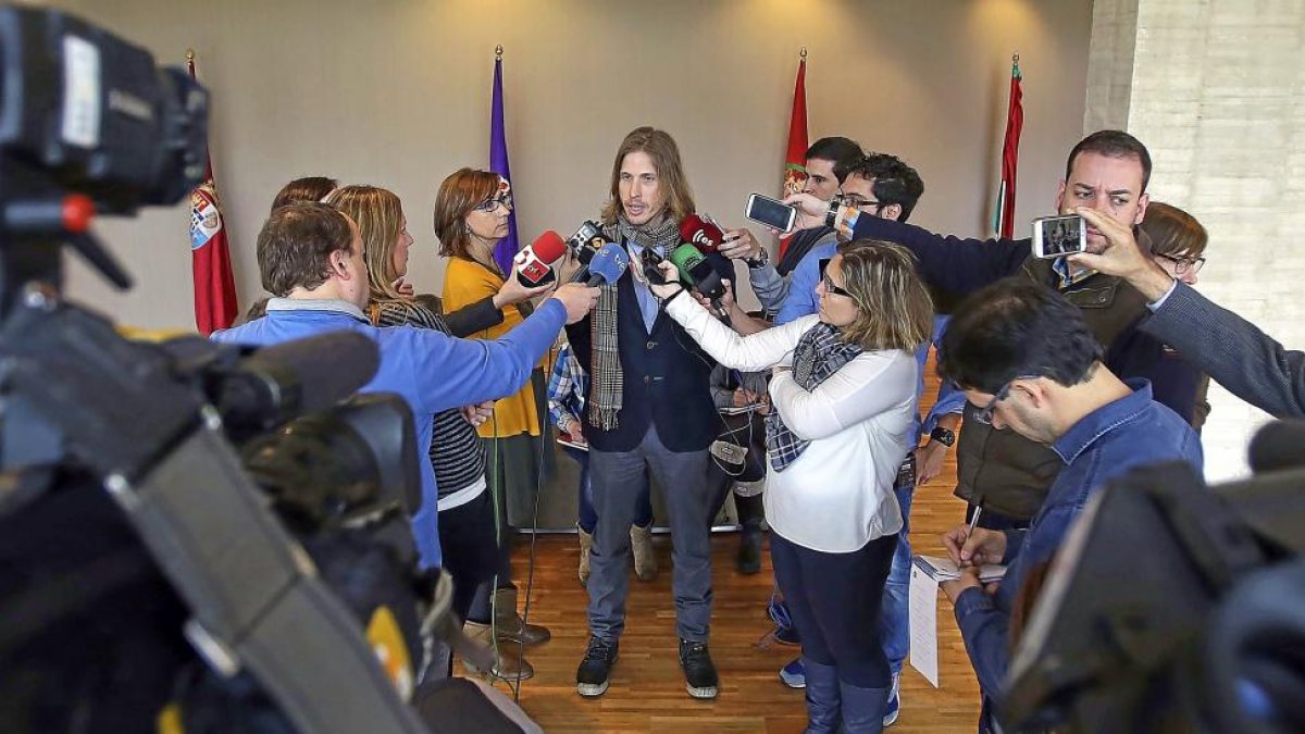El secretario autonómico de Podemos, Pablo Fernández, atiende a los medios, ayer, en los pasillos de las Cortes de Castilla y León.-ICAL