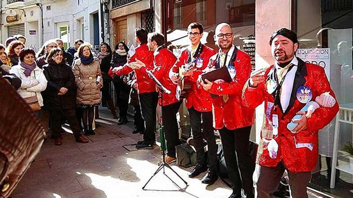 En lo carnavales de 2016 cantaron por las calles de Burgos la chirigota ‘Vamos a llevarnos bien’.-ECB