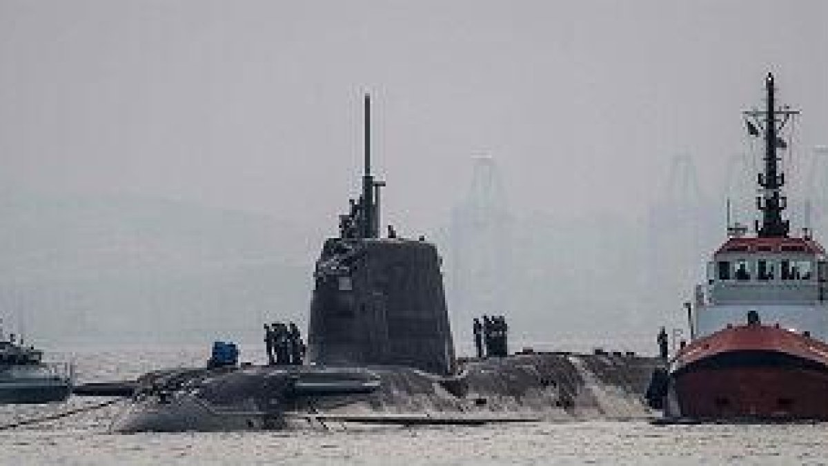 El submarino nuclear 'HMS Ambush', en aguas de Gibraltar, el 20 de julio.-AFP