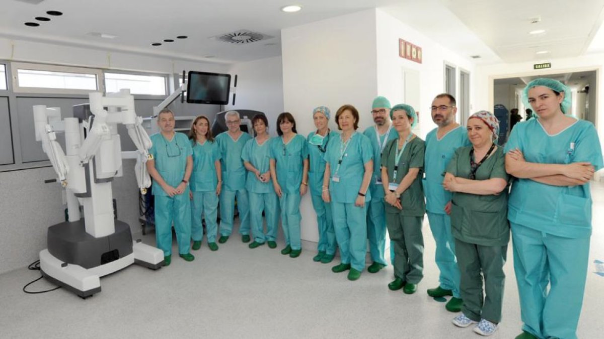 Los profesionales del HUBU posan con el equipo nuevo recién llegado a Burgos.-ISRAEL L. MURILLO
