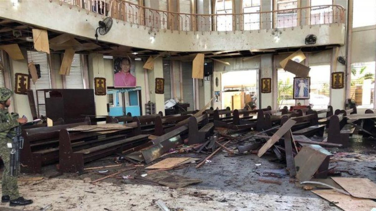 Interior de la catedral de Jolo, en Filipinas, tras registrar dos explosiones.-EFE