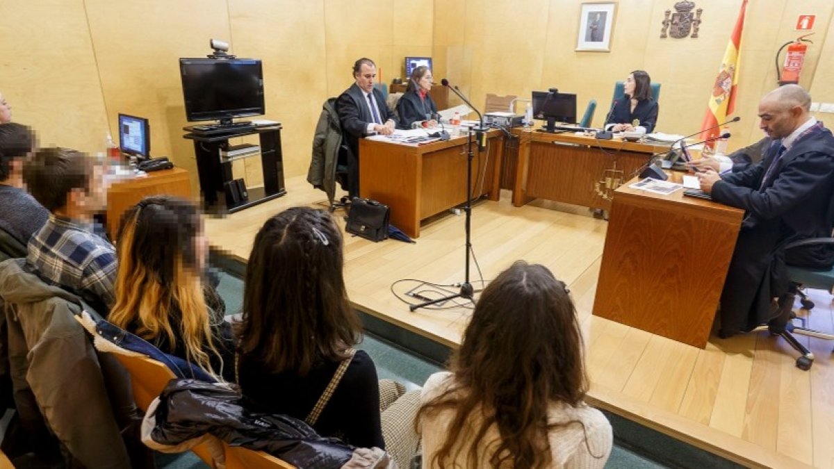 Primera sesión del juicio por las protestas contra una sala de juegos en el barrio de Gamonal. SANTI OTERO