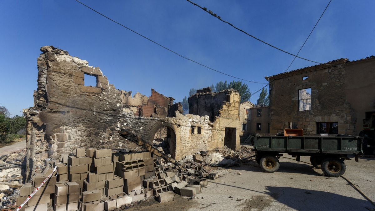 Imagen de un edificio arrasado por el fuego en Santibáñez del Val. SANTI OTERO