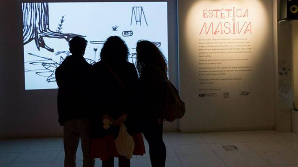 Tres visitantes ven el vídeo de David Shrigley.-Mendía Echeverría.