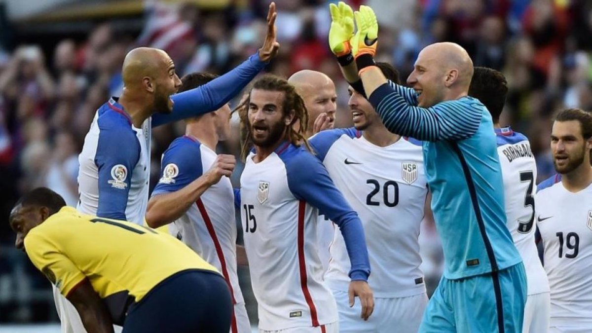 Los jugadores de Estados Unidos celebran sobre el campo su victoria ante Ecuador en cuartos de la Copa América (2-1)-OMAR TORRES / AFP