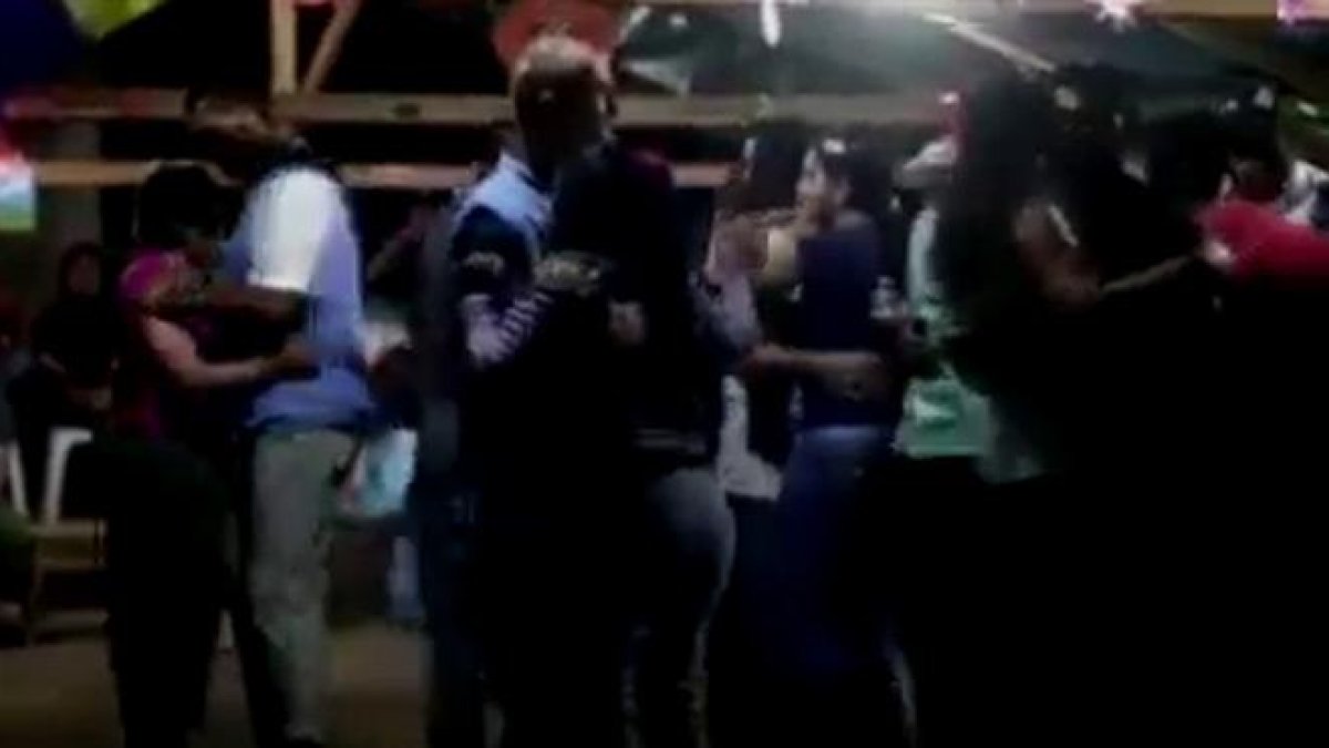 Observadores de la misión de la ONU en Colombia bailando con guerrileras de las FARC en la celebración del año nuevo, en el pueblo de Conejo (La Guajira). 31 de diciembre de 2016.-YOUTUBE