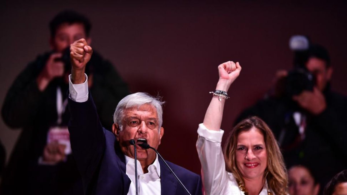 Andrés Manuel López Obrador y su esposa celebran la victoria en las presidenciales de México.-AFP