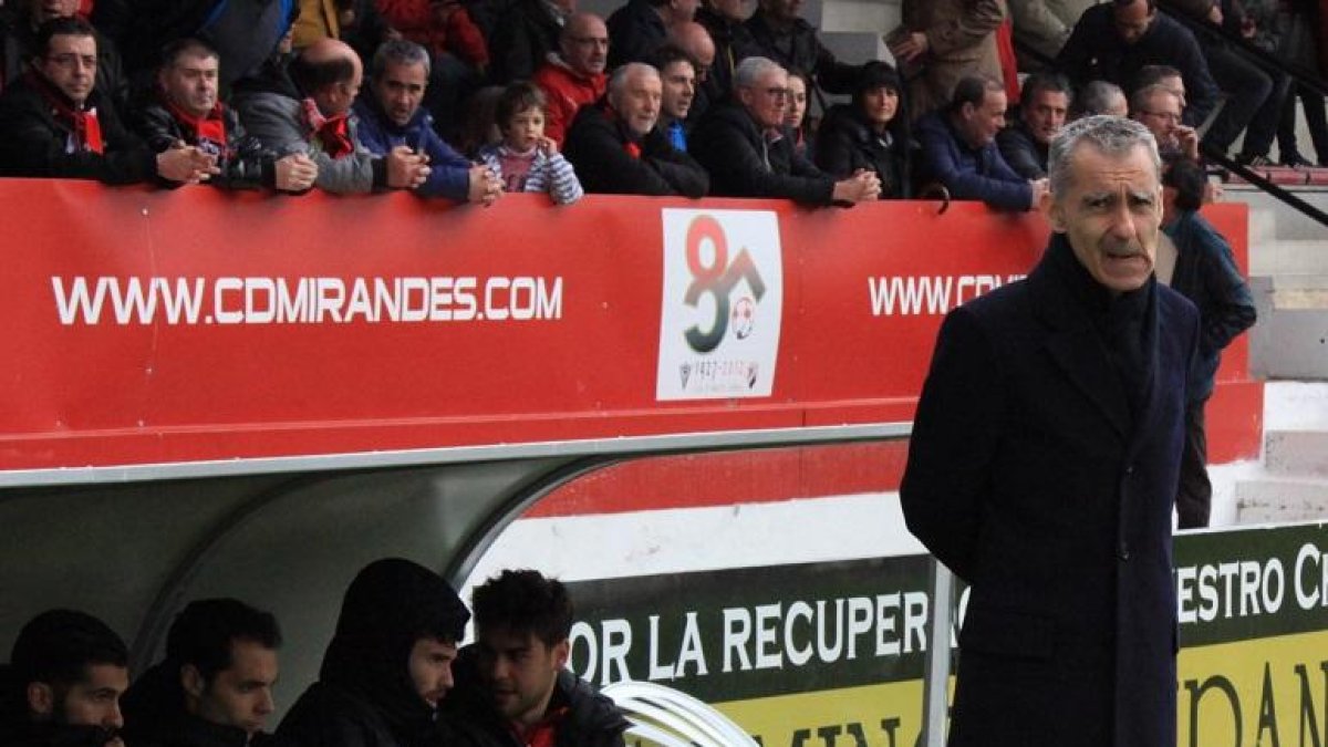 Carlos Terrazas, manager y entrenador del CD Mirandés.-JOSÉ ESTEBAN EGURROLA
