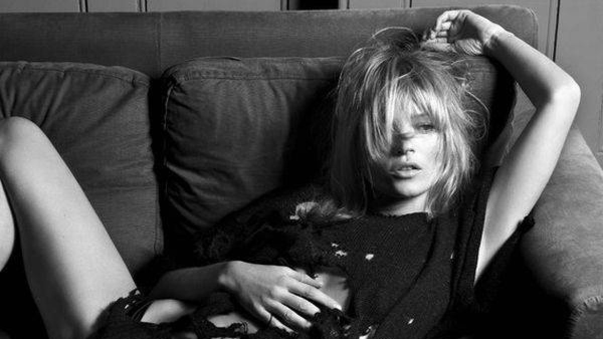 Kate Moss, en una imagen de las que compila un libro de Lunwerg que repasa la trayectoria de la supermodelo británica que alcanzó la gloria en los 90.-Foto: EFE