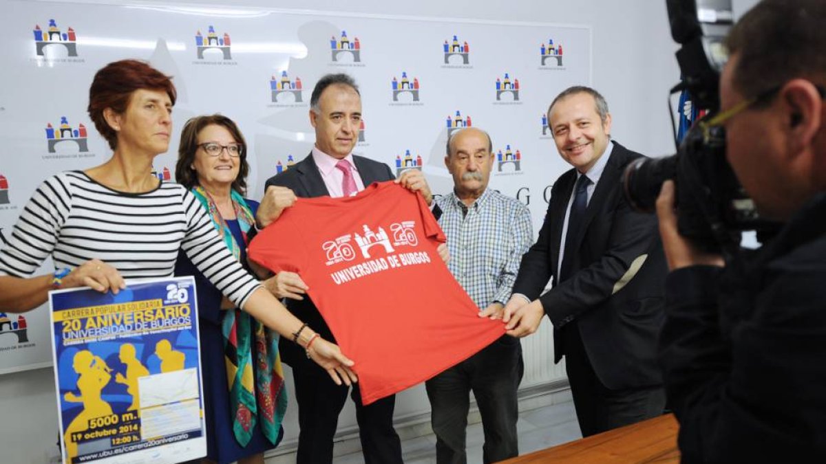 Pilar Domingo, Simona Palacios, José Luis Peña, Benjamín Álvarez y René Jesús Payo, antes de la presentación.-ISRAEL L. MURILLO