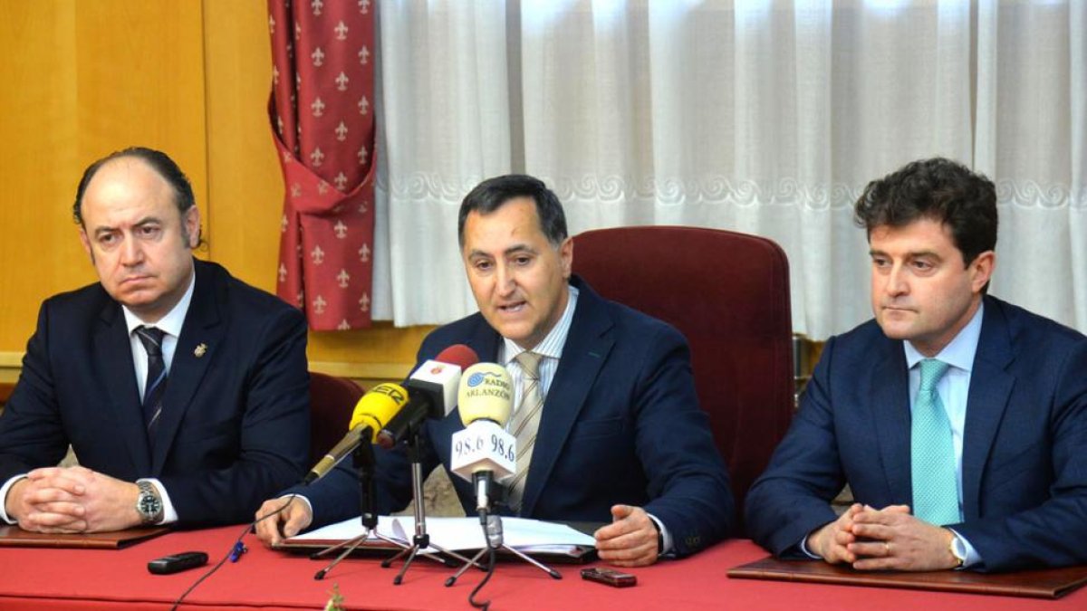 Joaquín Delgado, Santiago Bello y Elías Gutiérrez, durante un momento de la presentación de actividades.-ICAL