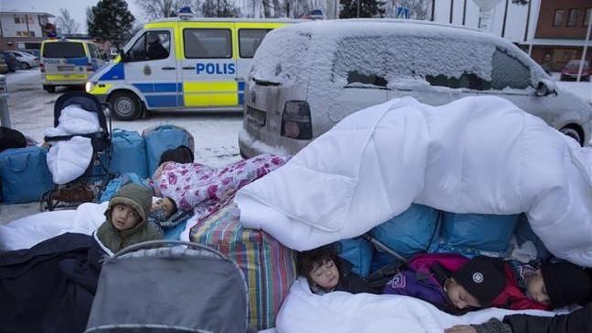 Niños refugiados sirios duermen en la intemperie en el exterior de una oficina de inmigración sueca en Marsta, en las afueras de Estocolmo, el 8 de enero.-REUTERS / JESSICA GOW