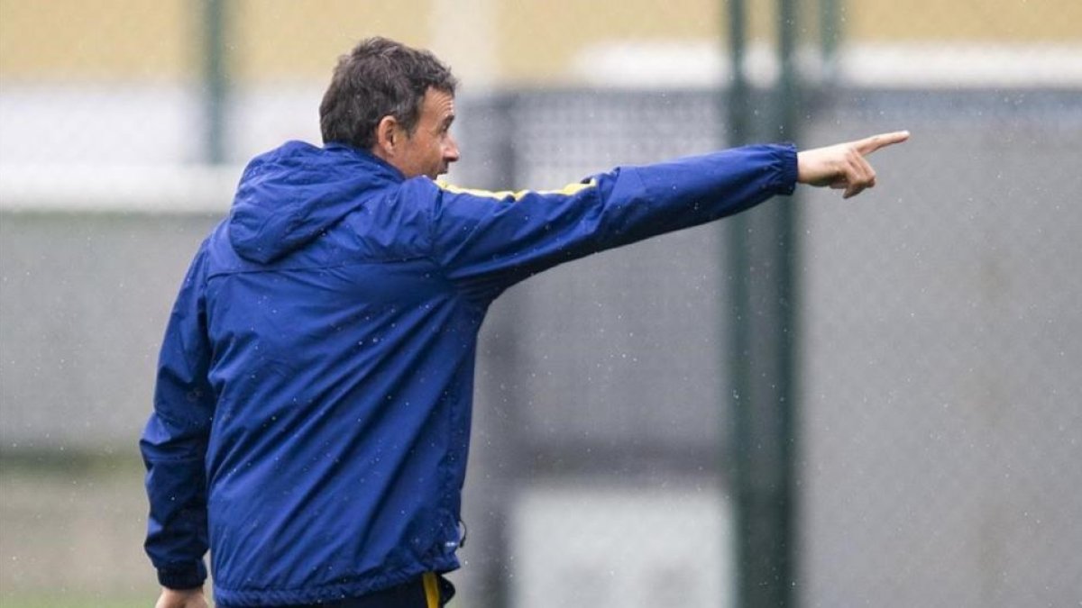 Luis Enrique durante el entrenamiento previo al derbi con el Espanyol.-JORDI COTRINA