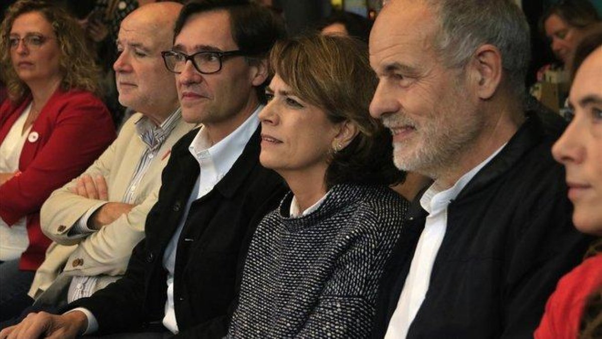 La ministra de Justicia, Dolores Delgado, entre el secretario de organización del PSC, Salvador Illa (a su derecha) y el cabeza de lista socialista al Congreso por Tarragona, Joan Ruiz, este sábado, en Tarragona.-SÍLVIA JARDÍ