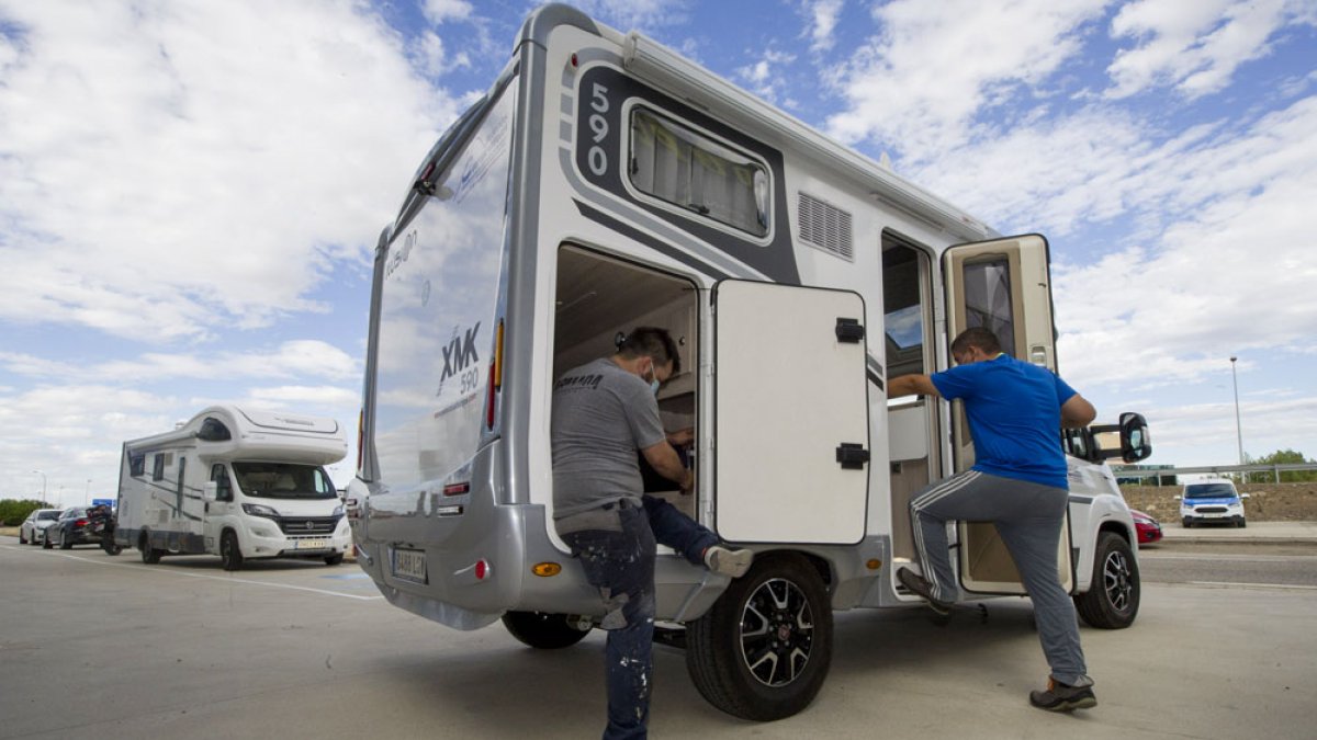Dos operarios dejan lista una autocaravana para alquilarla este fin de semana. ISRAEL L. MURILLO
