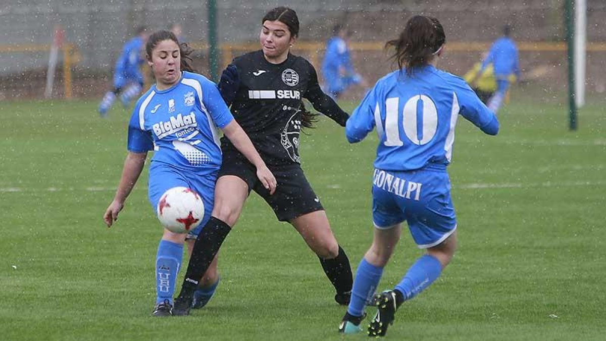 Marta, que marcó el primer gol de las burgalesas, corta un balón en presencia de Carol, la goleadora visitante.-RAÚL G. OCHOA