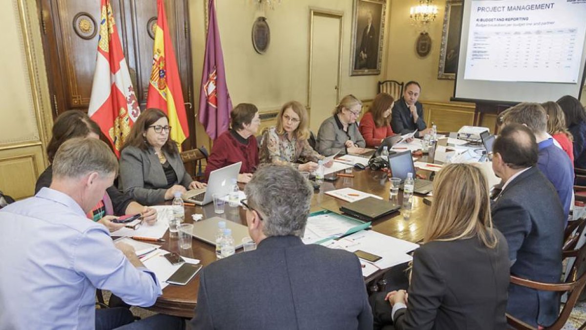 Los socios europeos que participan en el proyecto europeo Rural SMES celebraron ayer su primera reunión en el Palacio Provincial.-SANTI OTERO
