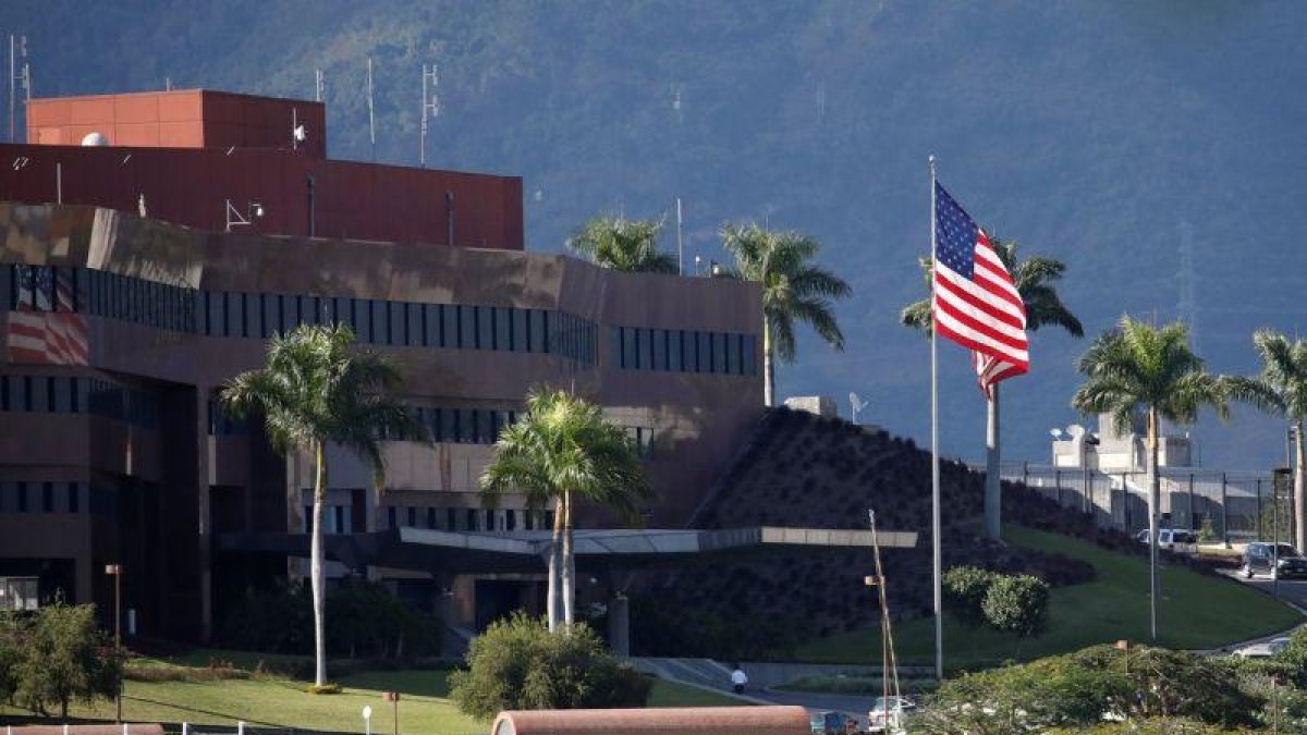La bandera de los EEUU se ve en las afueras de la Embajada en Caracas-CARLOS GARCIA RAWLINS (REUTERS)