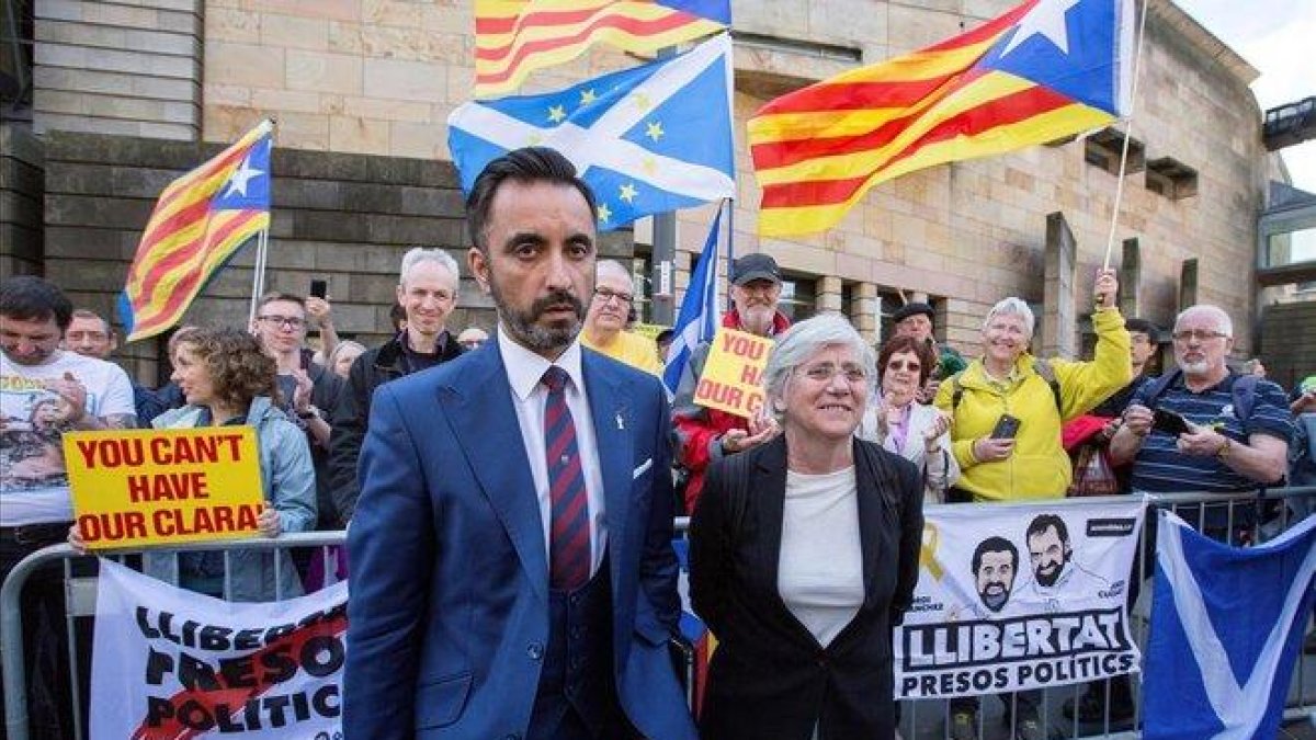 Clara Ponsatí y su abogado, Aamer Anwar, en Edimburgo, en mayo del 2018.-ROBERT PERRY / EFE