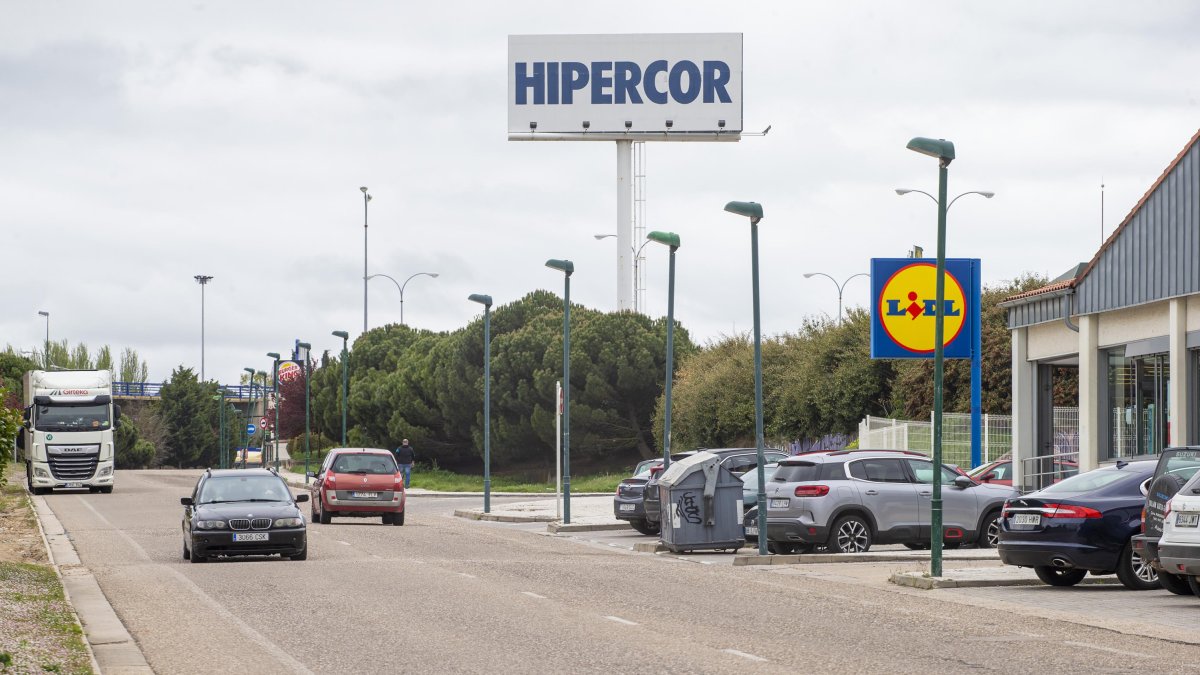 Vial de acceso a Hipercor. ECB